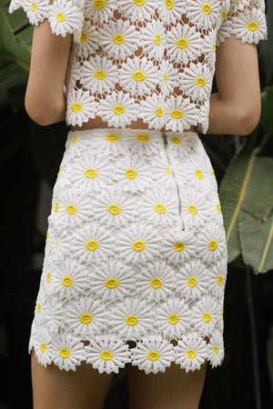 Fields of Daisies Embroidered Set