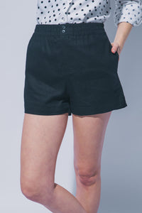 Classic Linen Shorts in Black