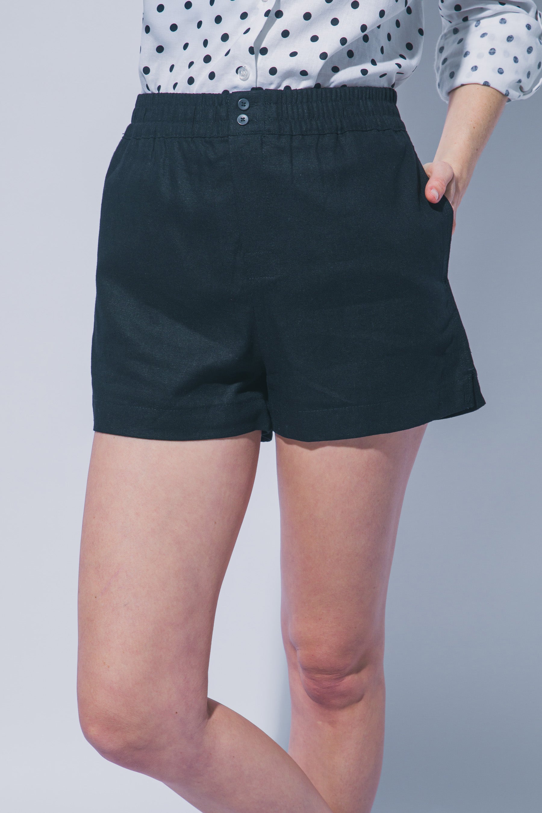 Classic Linen Shorts in Black