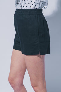Classic Linen Shorts in Black