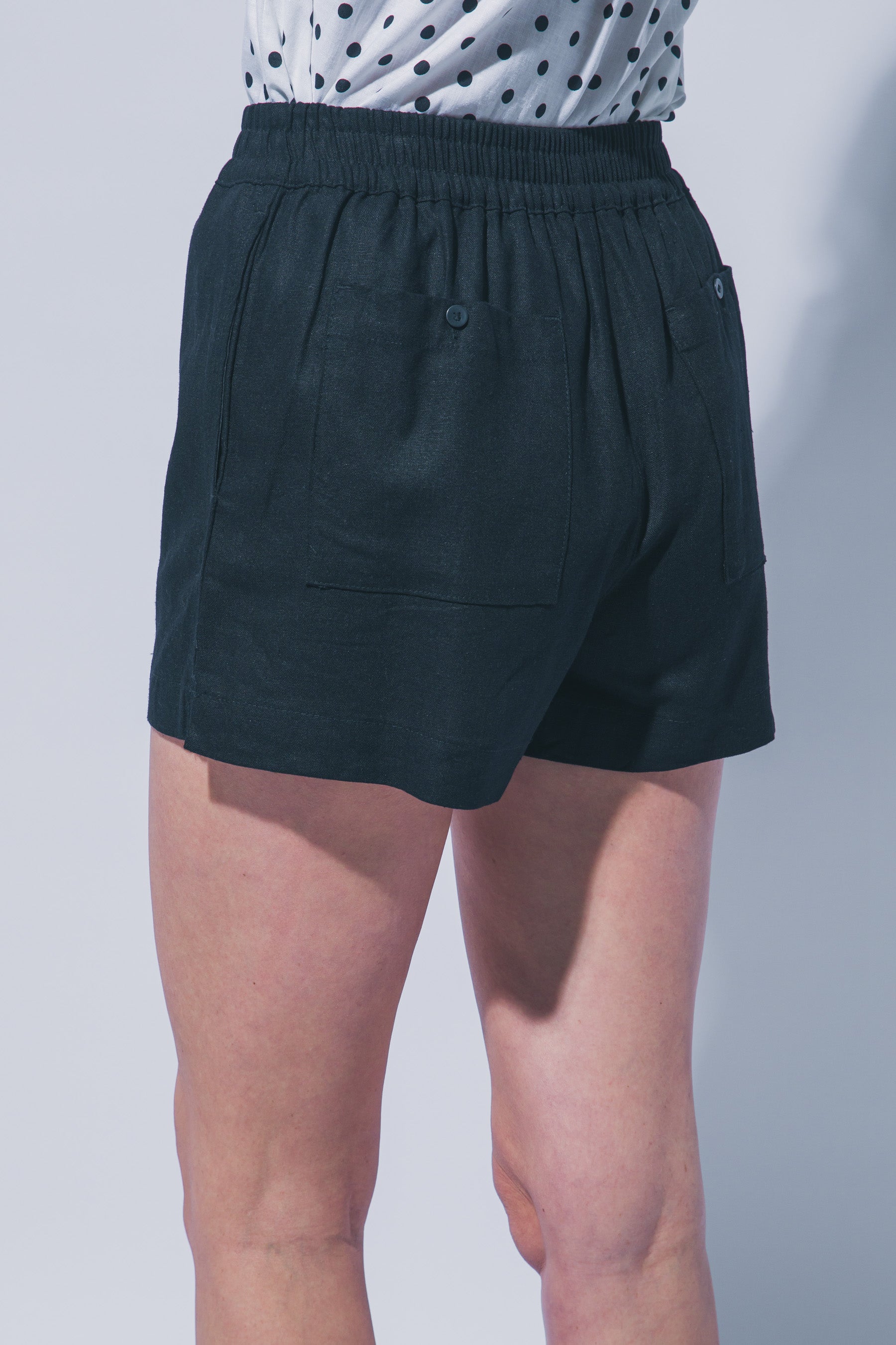 Classic Linen Shorts in Black